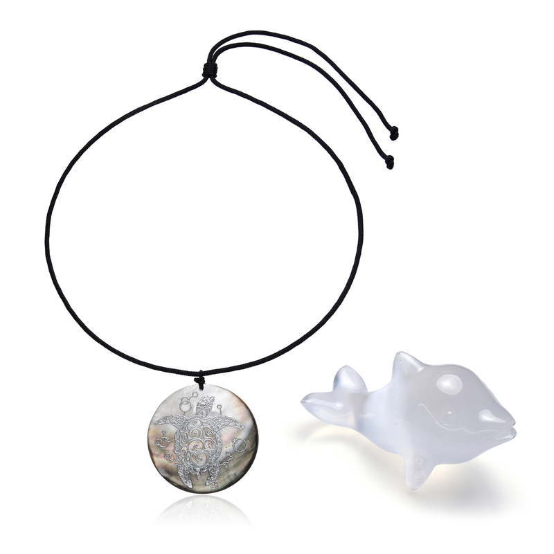 Selenit-Delfin mit Perlmutt-Halskette Selenit-Delfin mit Perlmutt-Halskette